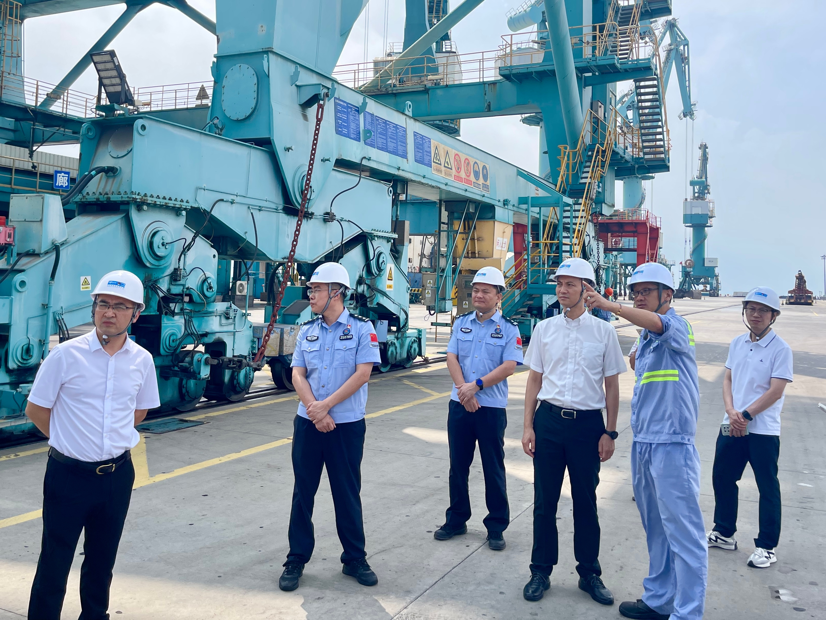 周平一行调研乐清湾港区口岸扩大开放验收事情